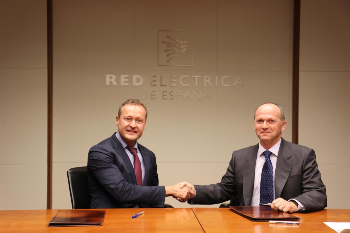 Red Eléctrica sigue avanzando en el negocio de fibra óptica: se une con KKR para invertir en Reintel