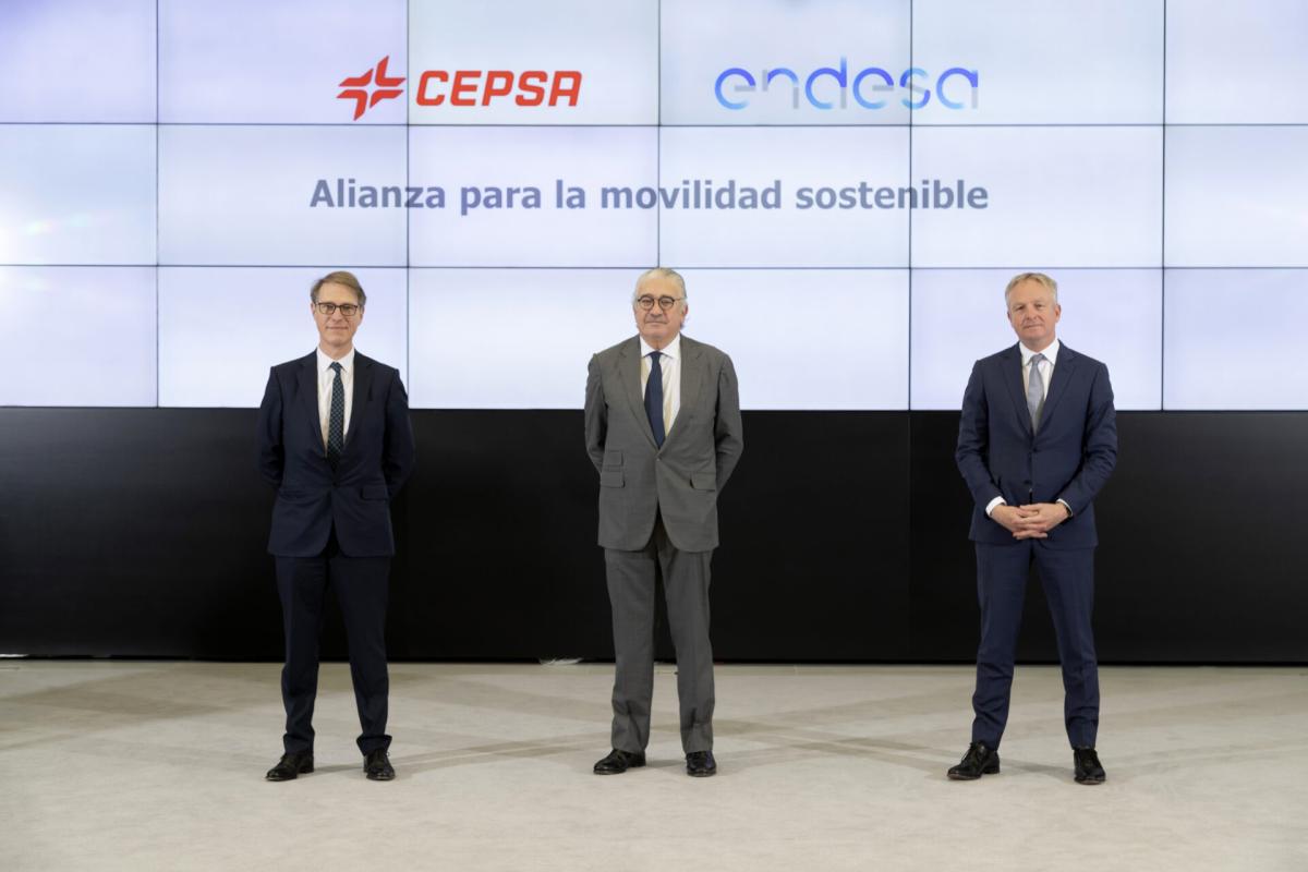 Cepsa y Endesa se alían para desarrollar la mayor red de recarga ultrarrápida de España y Portugal