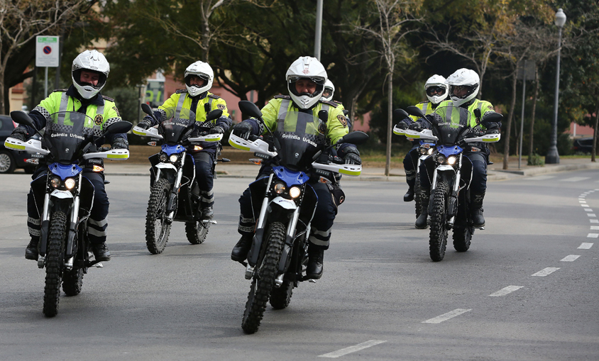 La policía se enchufa y se sube al tren de la movilidad eléctrica