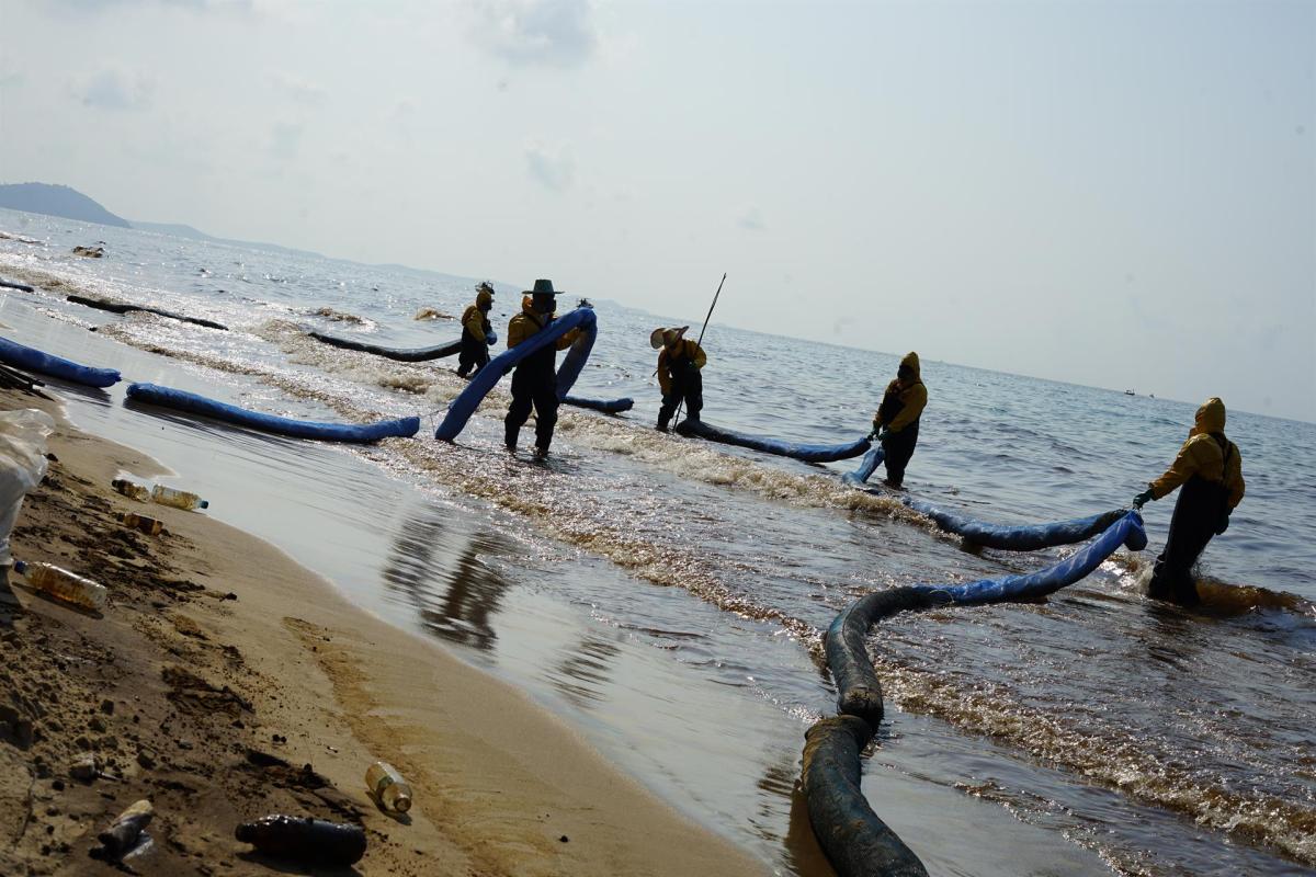 Un vertido de crudo pone en peligro los corales en el este de Tailandia