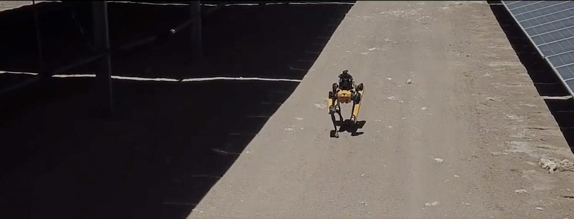 Acciona usa el perro robot de Boston Dynamics para inspeccionar el estado de los paneles solares de sus parques