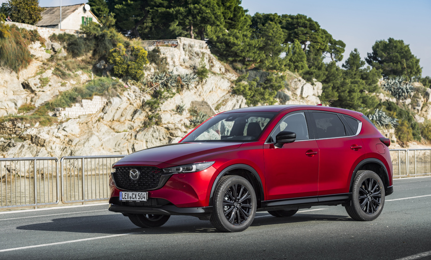 Primera prueba de los Mazda CX-5 y 2 2022: renovarse y... vivir