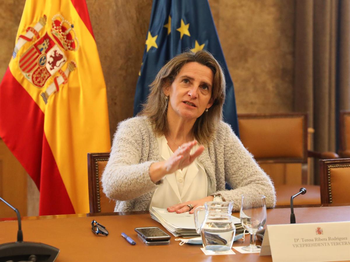 Ribera "ajustará" el cobro por adelantado de las renovables para rebajar el recibo de la luz