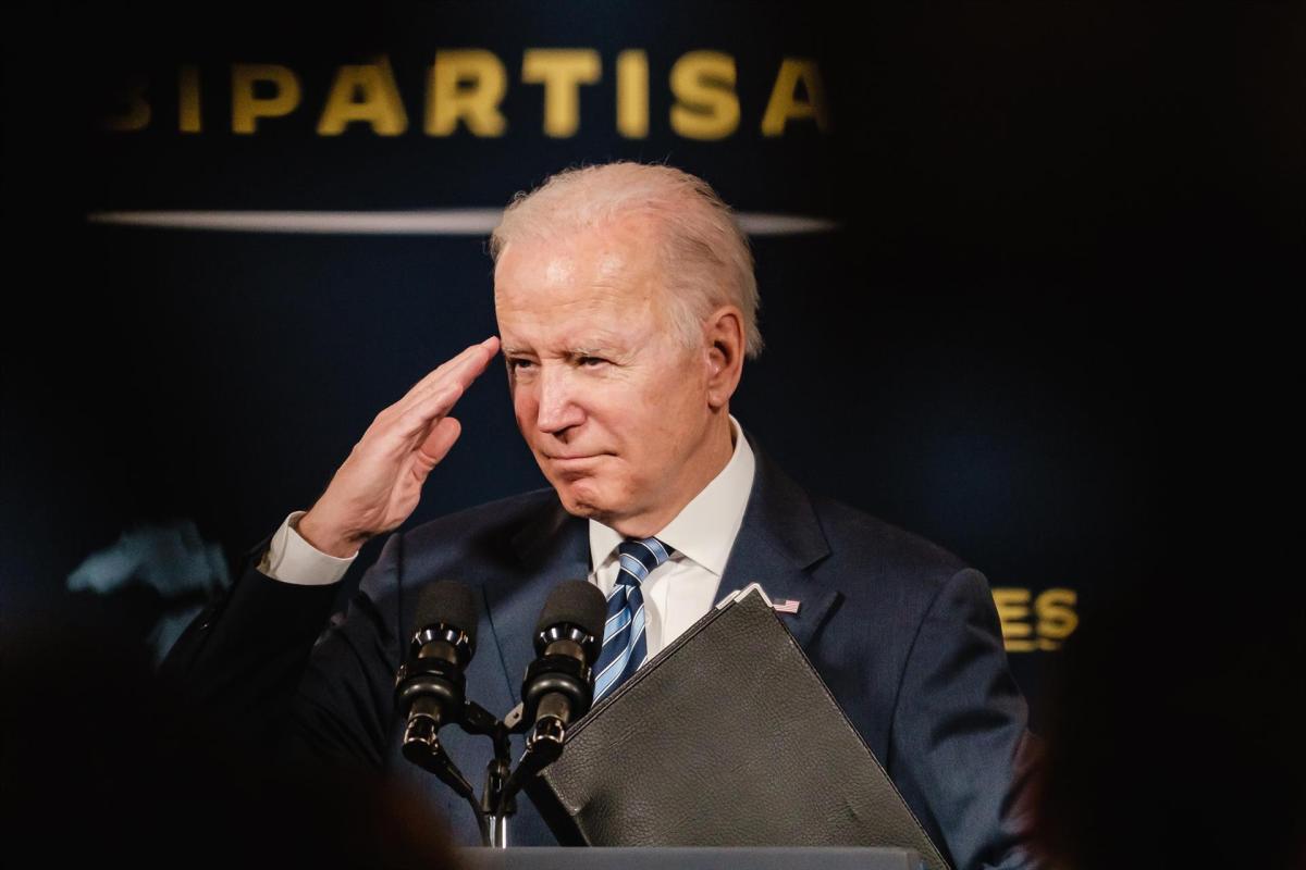 Biden volverá a alquilar terrenos públicos para extraer petróleo y gas