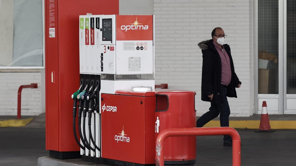 La gasolina sube un 4,41%, el gasóleo un 5,68% y ambos se desbocan a nuevos máximos históricos por el petróleo