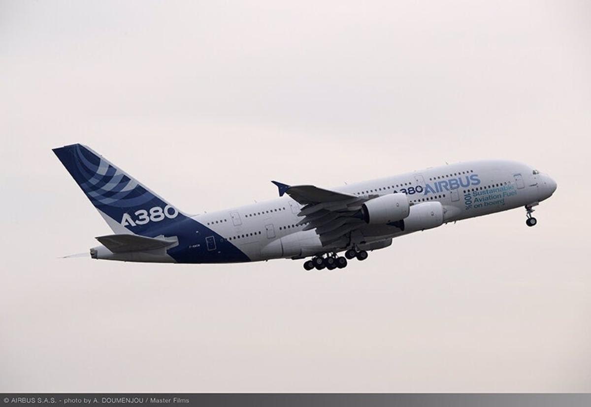 Airbus vuela por primera vez un A380 propulsado con combustible 100% sostenible