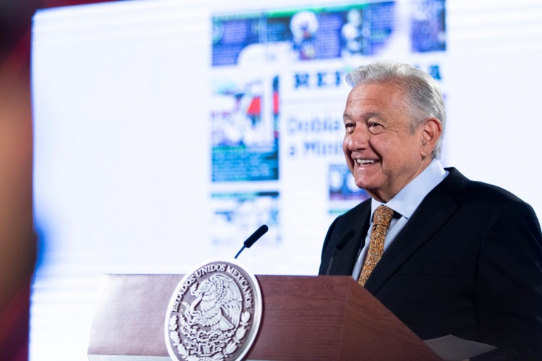 López Obrador "toca madera" para que se apruebe la reforma eléctrica