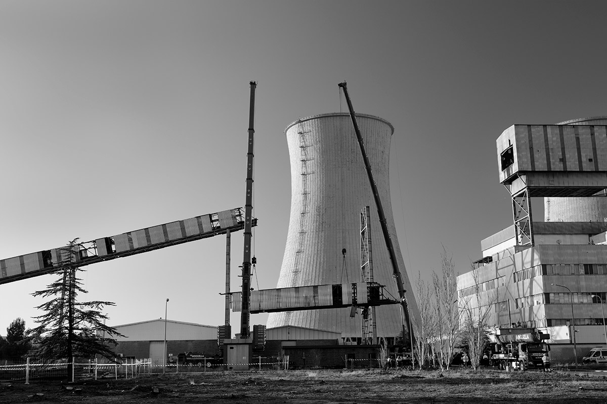 El final de una era: las torres de refrigeración de la Central Térmica de Andorra desaparecen del paisaje turolense