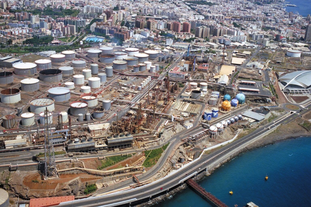 Ribera asiste al inicio del desmantelamiento de la refinería de Cepsa en Tenerife