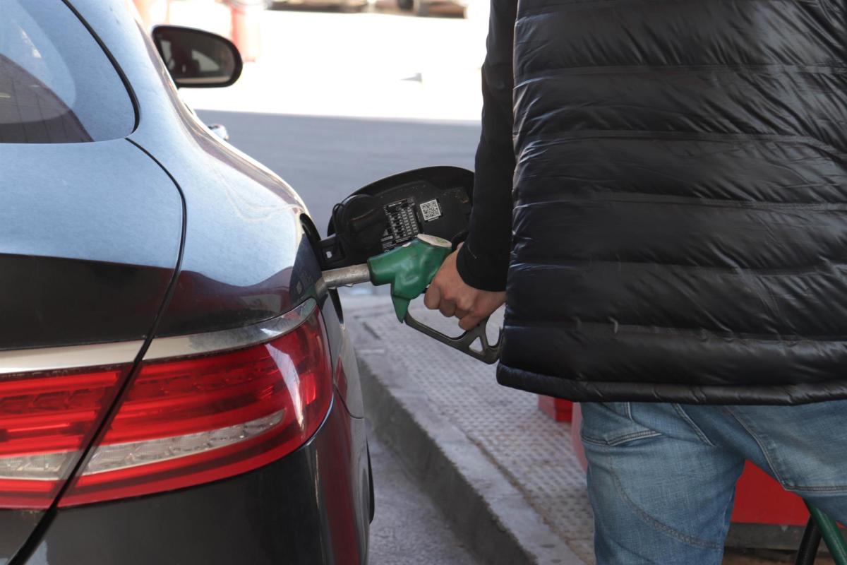 La gasolina y el gasóleo escalan a nuevos récords históricos y ya superan ambos los dos euros