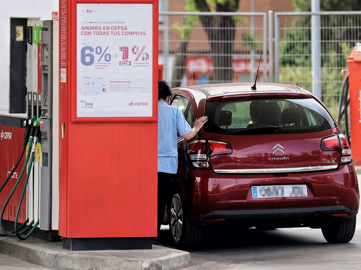 El consumo de combustibles de automoción en España se dispara un 14,2% en abril