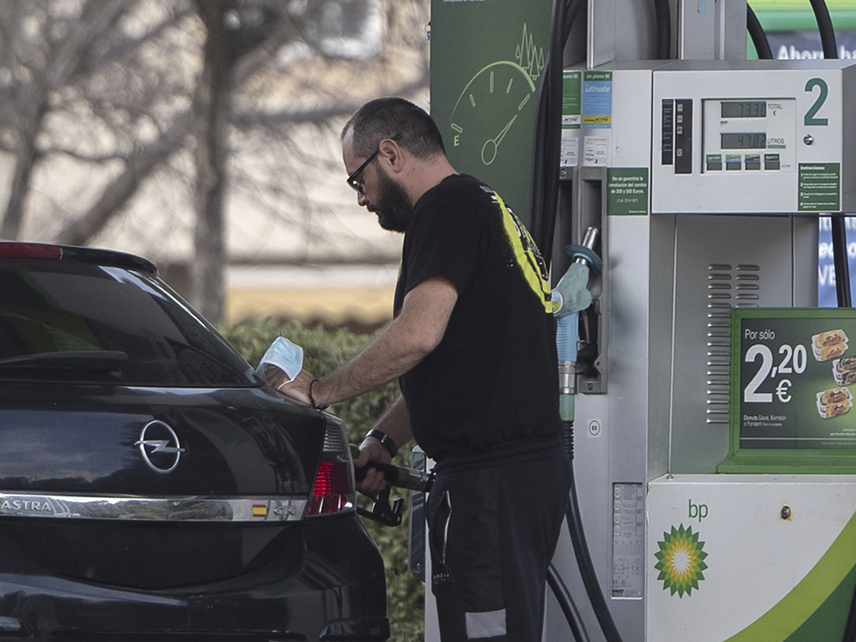 El precio de la gasolina toca un nuevo máximo histórico y 'se come' ya un 75% de la subvención del Gobierno