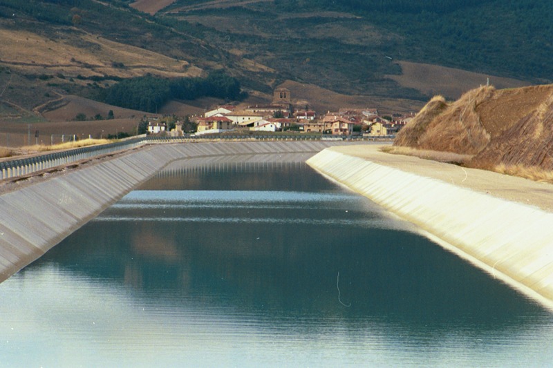 Navarra trabaja en un proyecto piloto para cubrir 9 kilómetros del Canal de Navarra con paneles solares