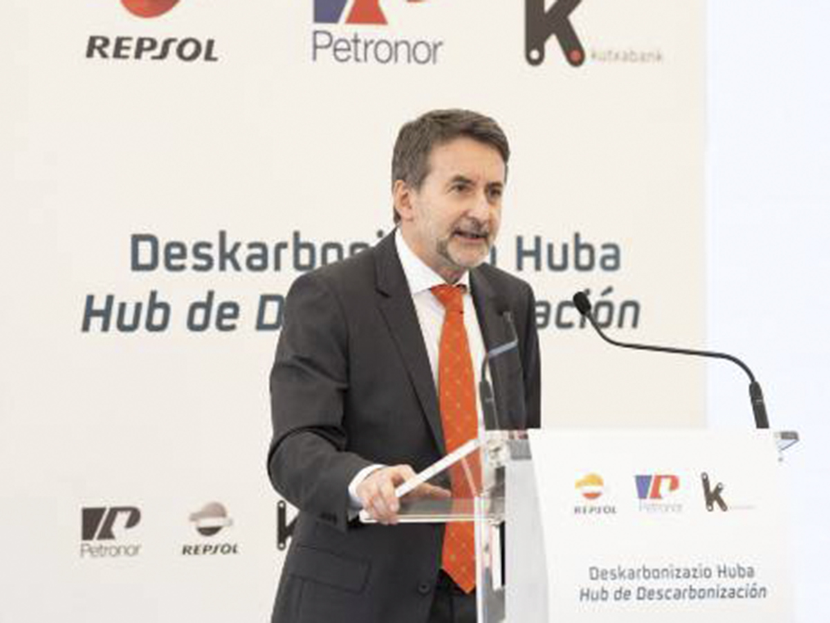 Josu Jon Imaz dice que las cinco refinerías de Repsol tienen futuro