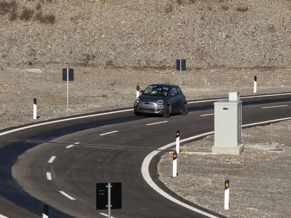 Un FIAT 500e circula sin gastar energía ¿Cómo lo ha conseguido?