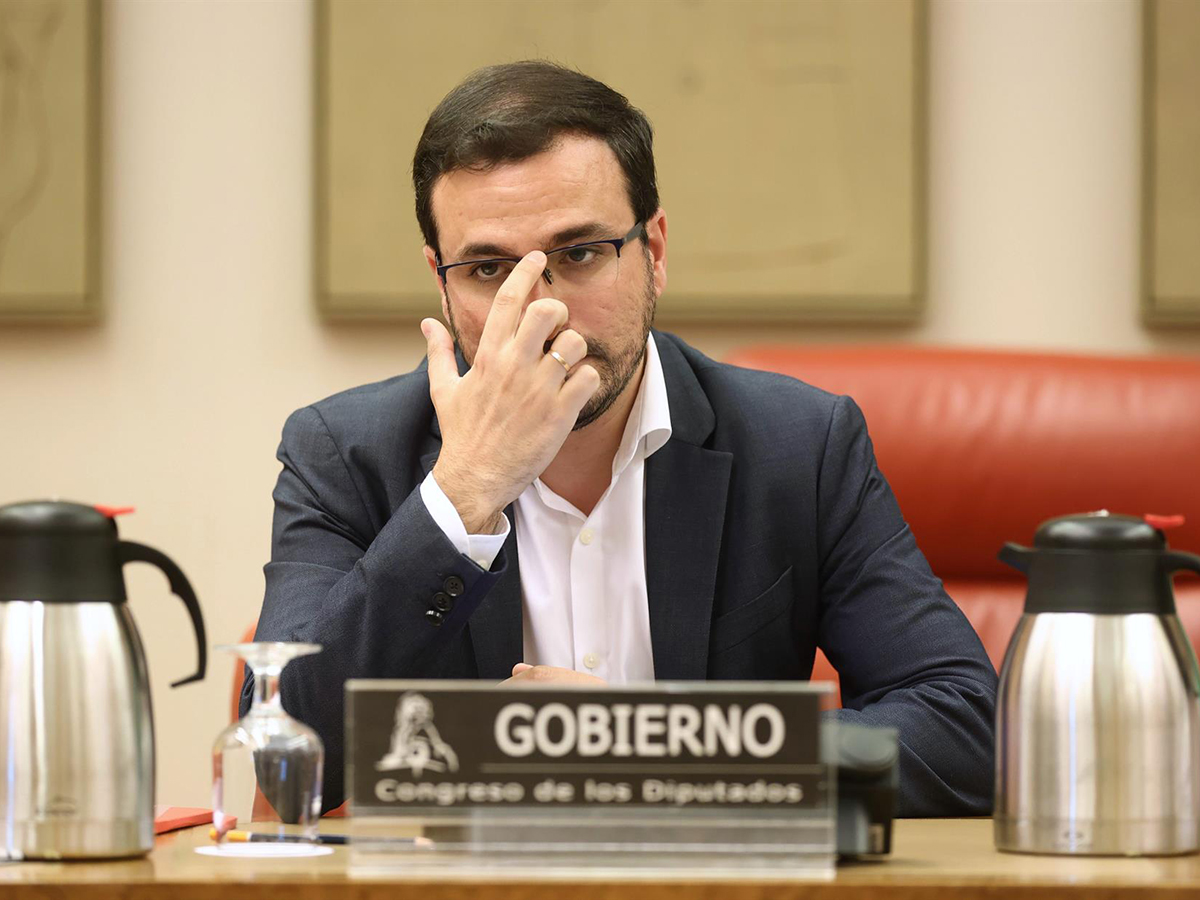 Garzón pide complementar con "medidas que vayan a la raíz del problema" la bajada del IVA a la luz