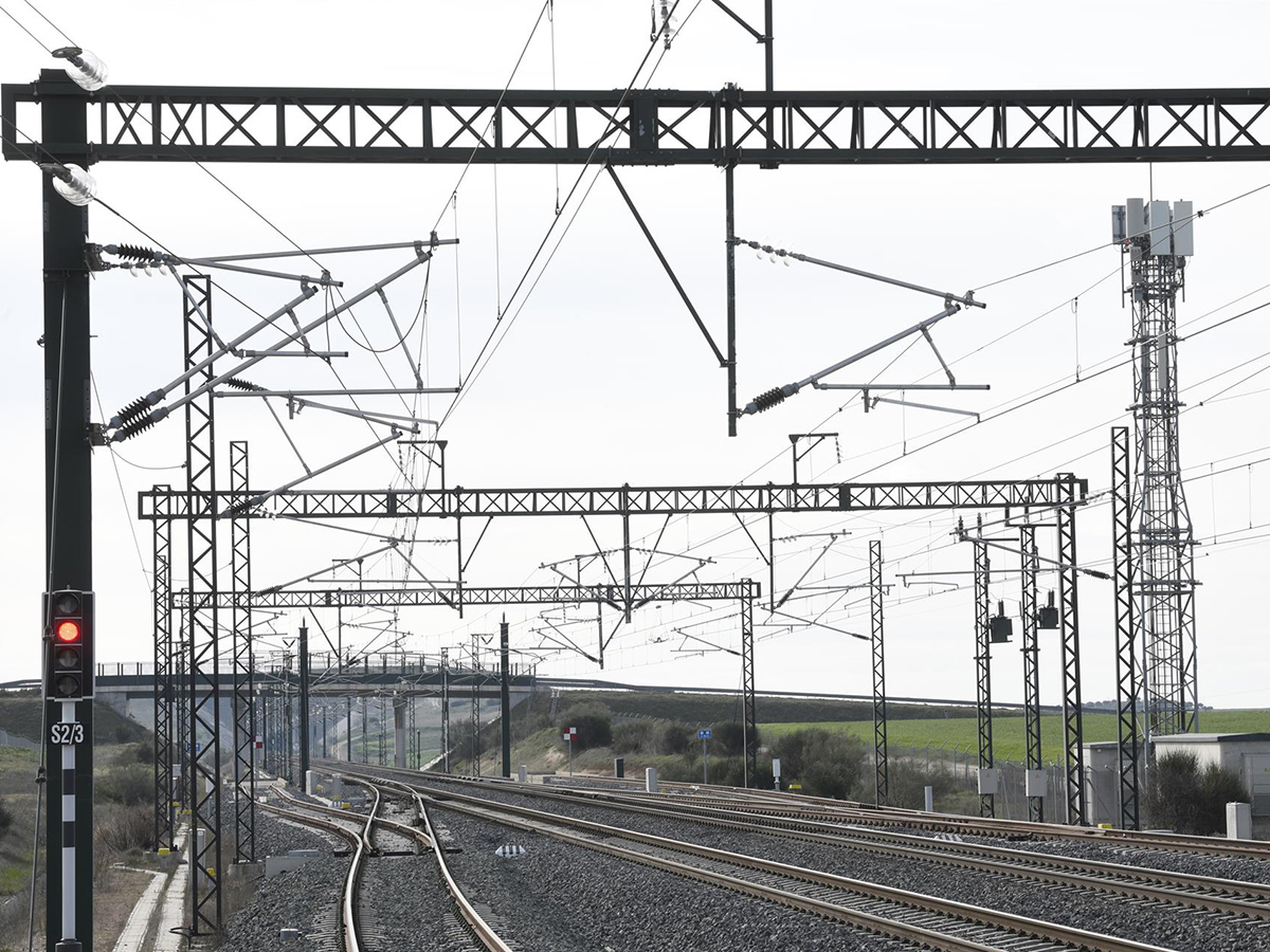 ADIF lanza el 'megaconcurso' de suministro eléctrico 'verde' para toda la red ferroviaria por 1.850 millones de euros