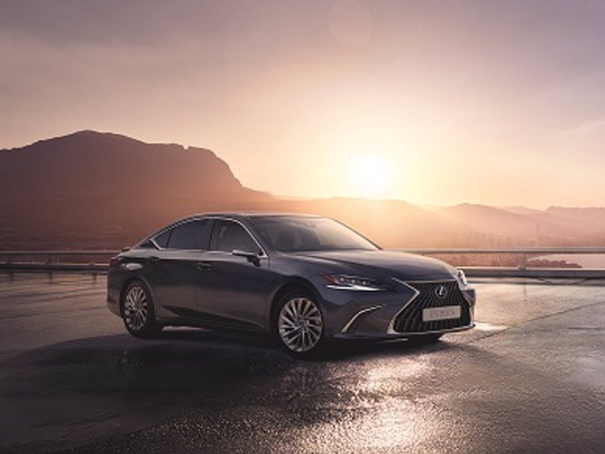 Lexus presenta la nueva gama de la berlina ES 300h con mejoras de diseño y conectividad