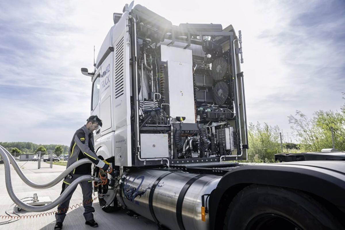 Volvo, Daimler Truck y Traton invertirán 500 millones en una 'joint venture' de infraestructura de carga