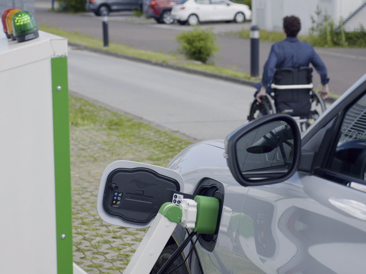 Ford prueba una estación de carga robótica para ayudar a los conductores en situación de discapacidad