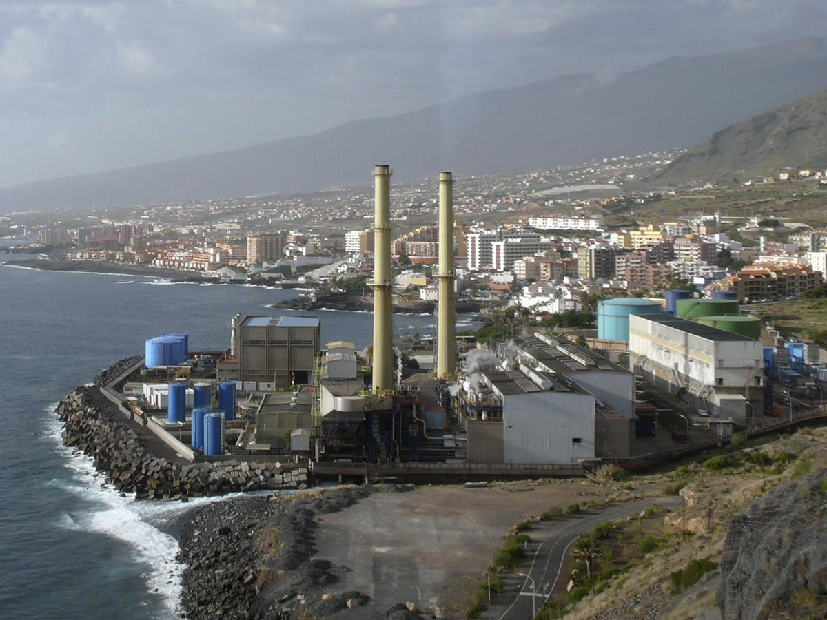 Endesa desmantela una de las dos chimeneas de la central térmica de Candelaria (Tenerife)