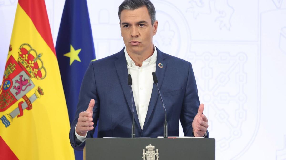 Sánchez: "Cuando no sea necesario, no utilicen la corbata porque así ahorramos energía"