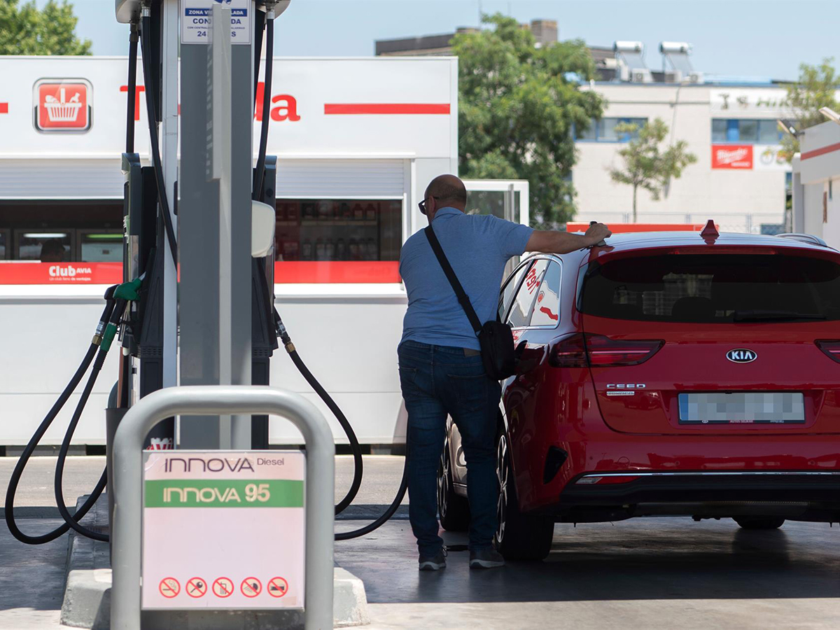 El precio de los carburantes repunta hasta 3,6% y despide agosto poniendo fin a las caídas del verano