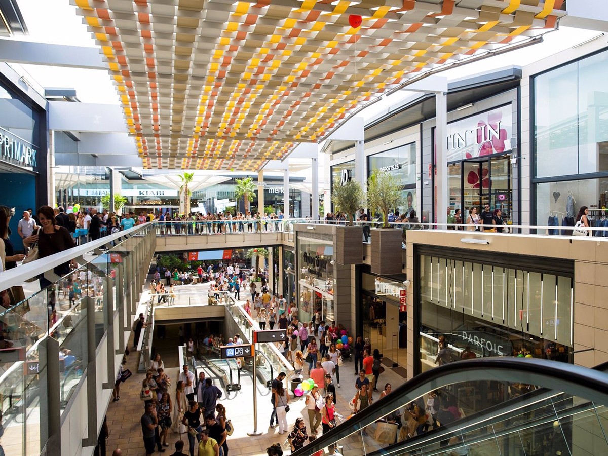 Los centros comerciales se aprietan el cinturón con el alumbrado navideño