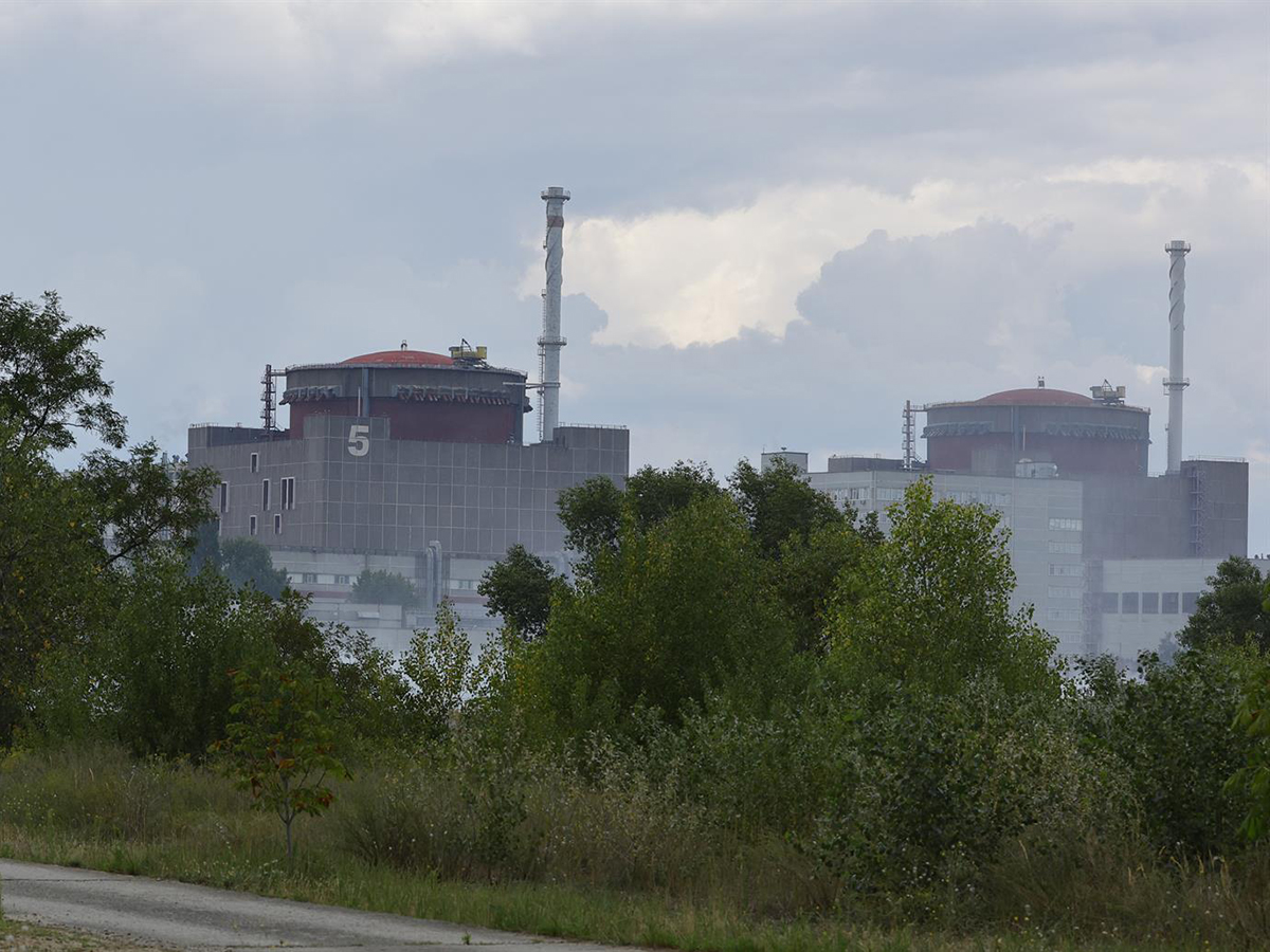 Ucrania acusa a Rusia de bombardear la ruta establecida por el OIEA para llegar a la central de Zaporiyia