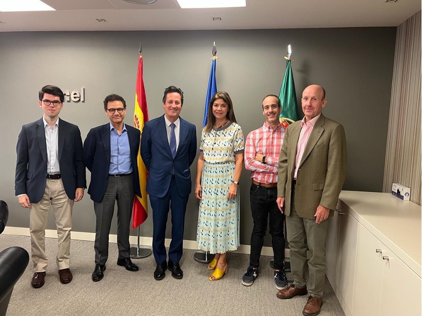 OMIE y Ampere Energy acuerdan impulsar los mercados locales de electricidad