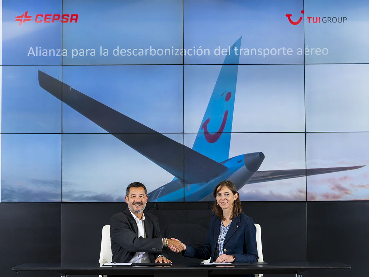 TUI y Cepsa se unen para descarbonizar el transporte aéreo