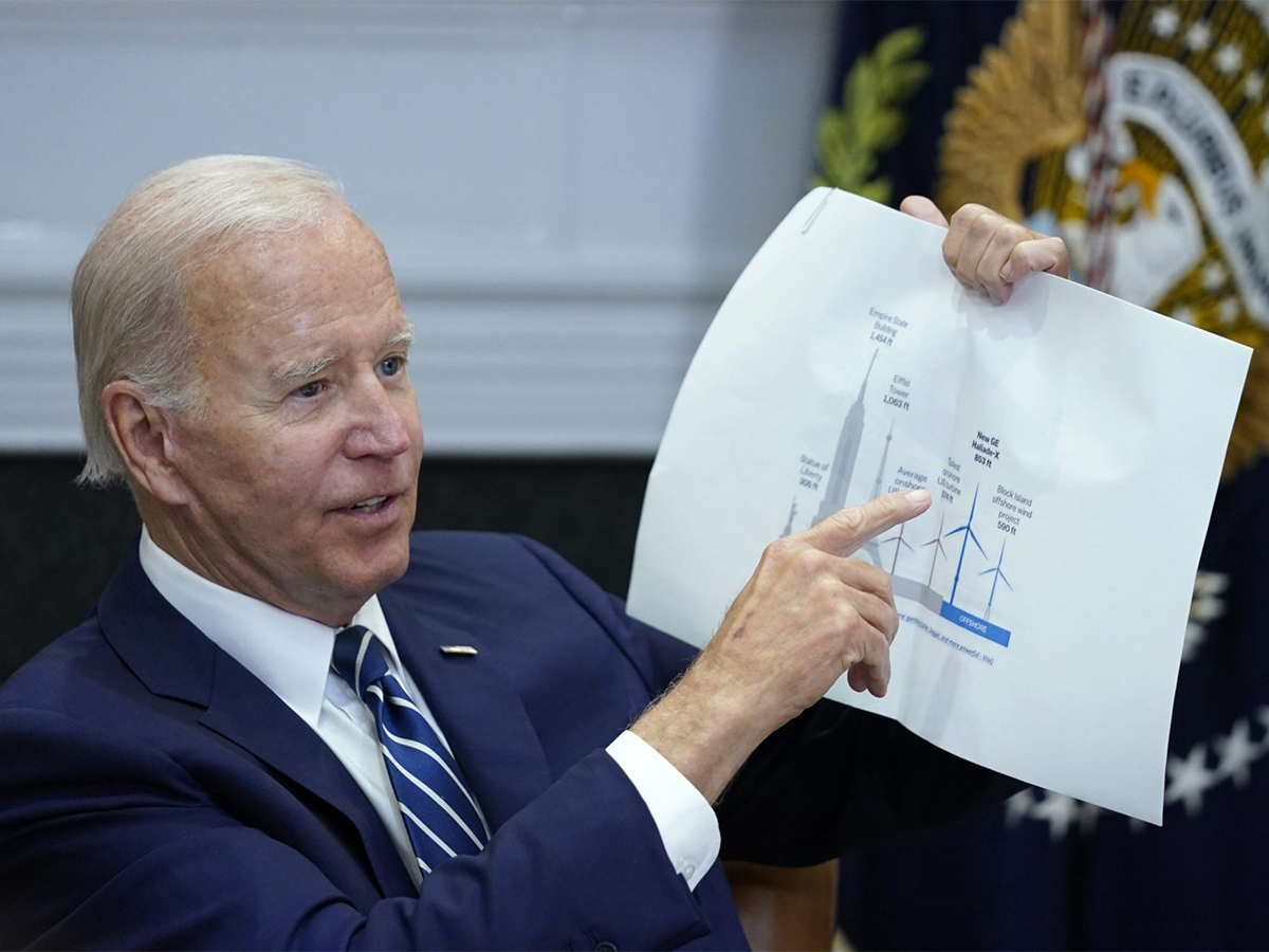 Biden intenta calmar los precios de la gasolina a un mes de las legislativas