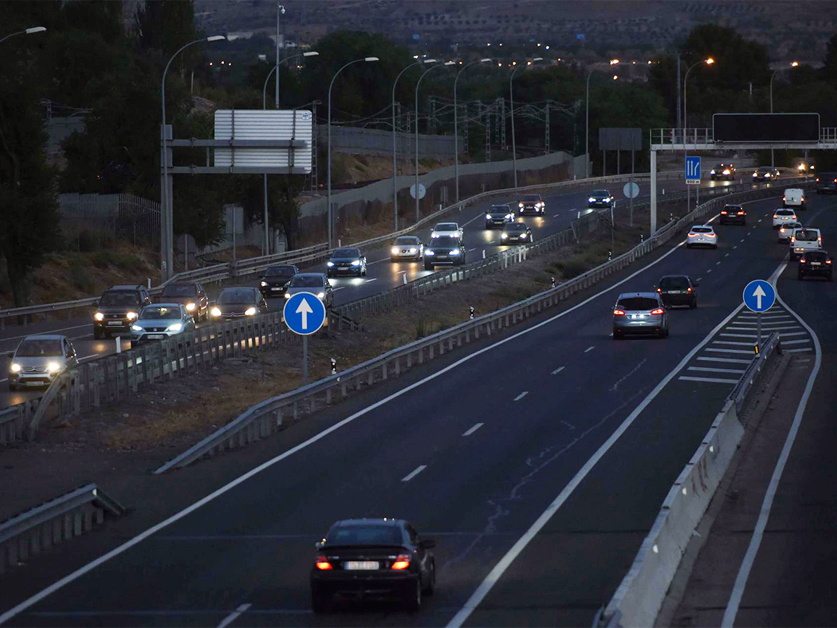 El Ejecutivo dedica 500 millones de euros a reducir a la mitad la factura de la luz de las carreteras