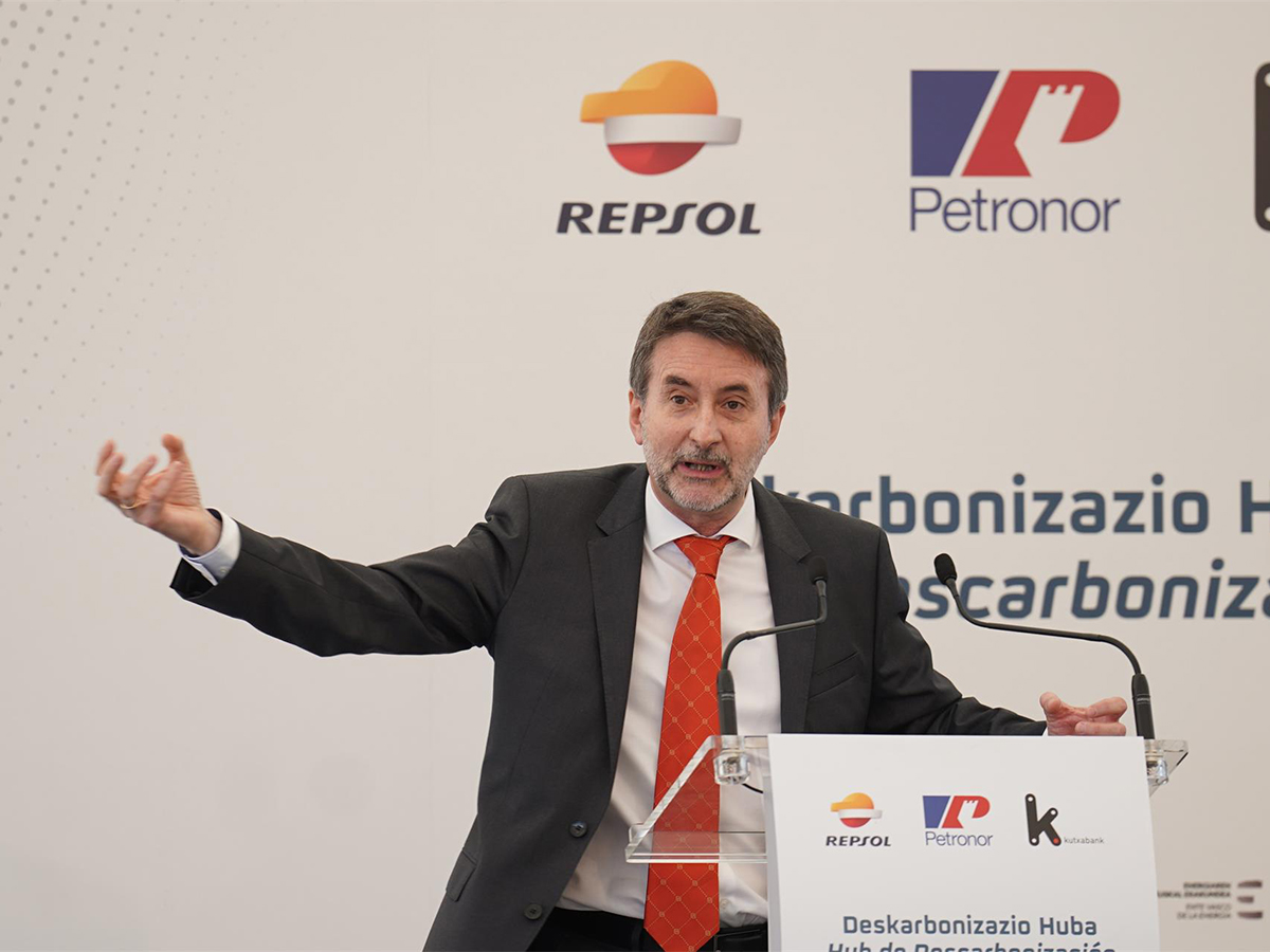 Repsol avisa de que el impuesto de Bruselas "crea un germen de duda" y abre la puerta a invertir más en EEUU