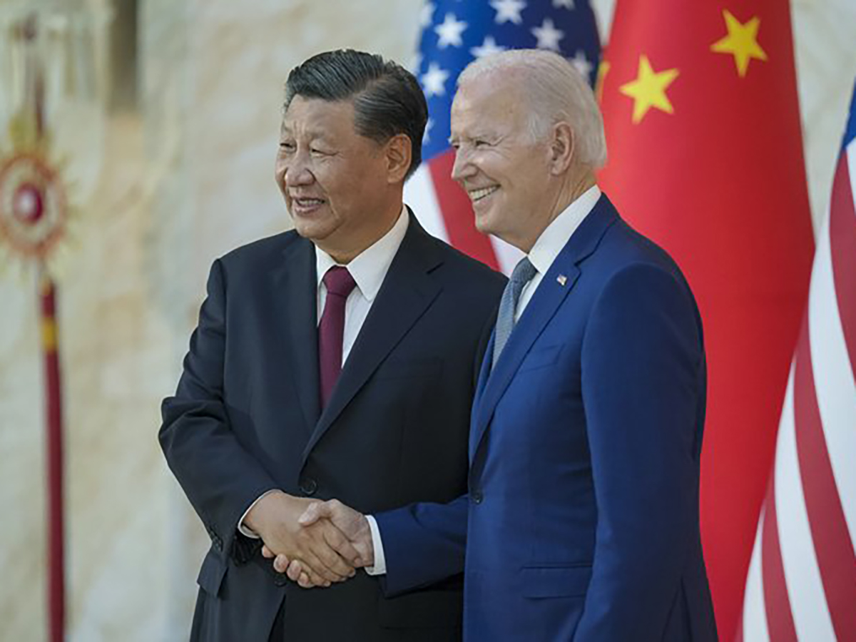 Biden agudiza su guerra comercial con China: le sube los aranceles a coches eléctricos, paneles solares, baterías y acero y aluminio