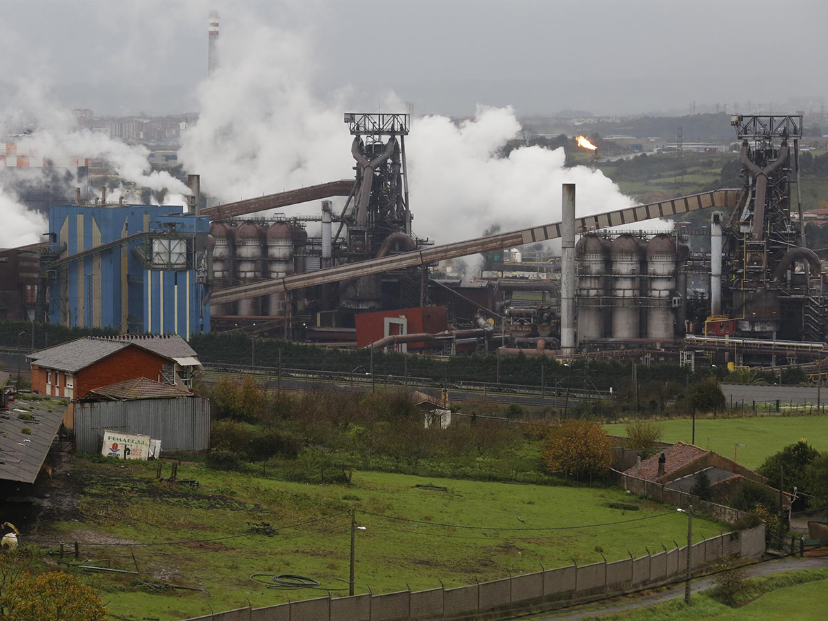 La gran industria requiere un crecimiento exponencial de la captura de carbono, el hidrógeno y las energías limpias para descarbonizarse