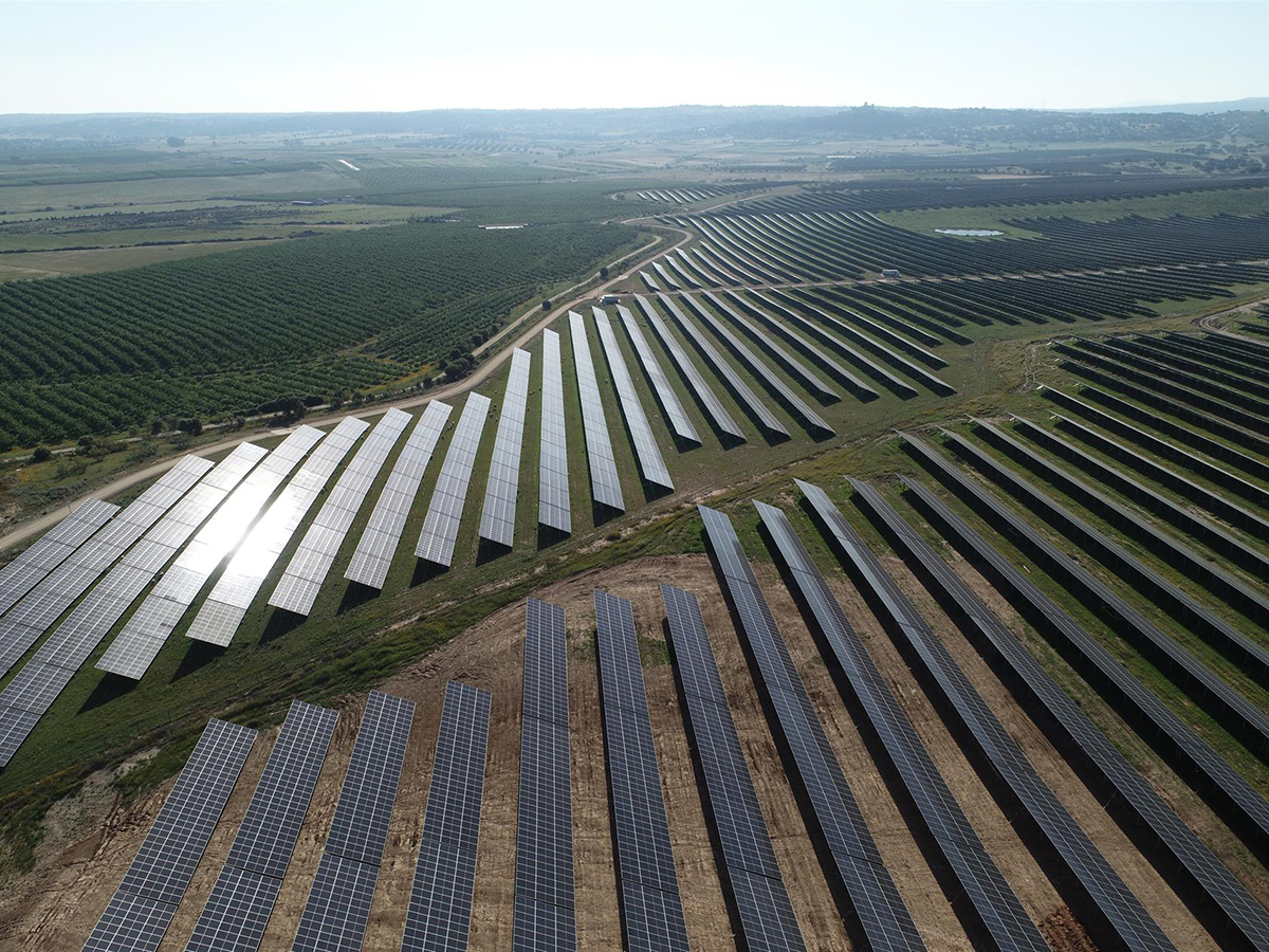 Iberdrola inicia la puesta en marcha de 50 MW solares en Extremadura