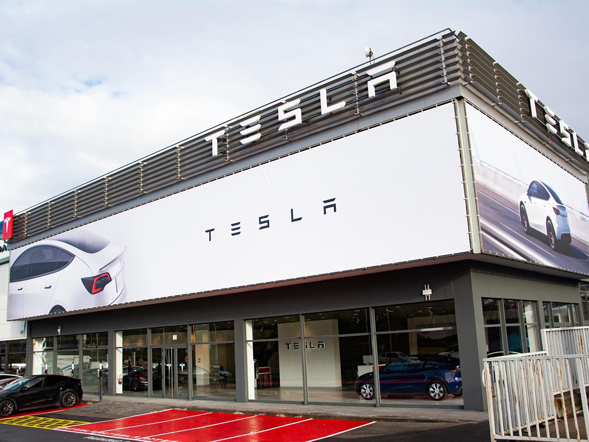 Tesla abre en Bilbao su primer centro de entregas, posventa y exposición en el norte de España