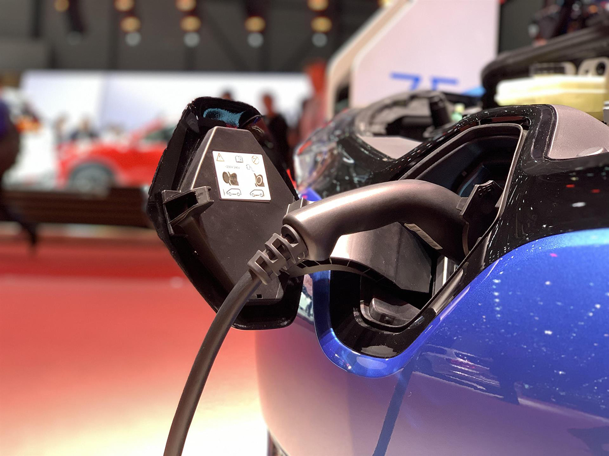 BloombergNEF vislumbra una probable ralentización del crecimiento de las ventas de coches eléctricos