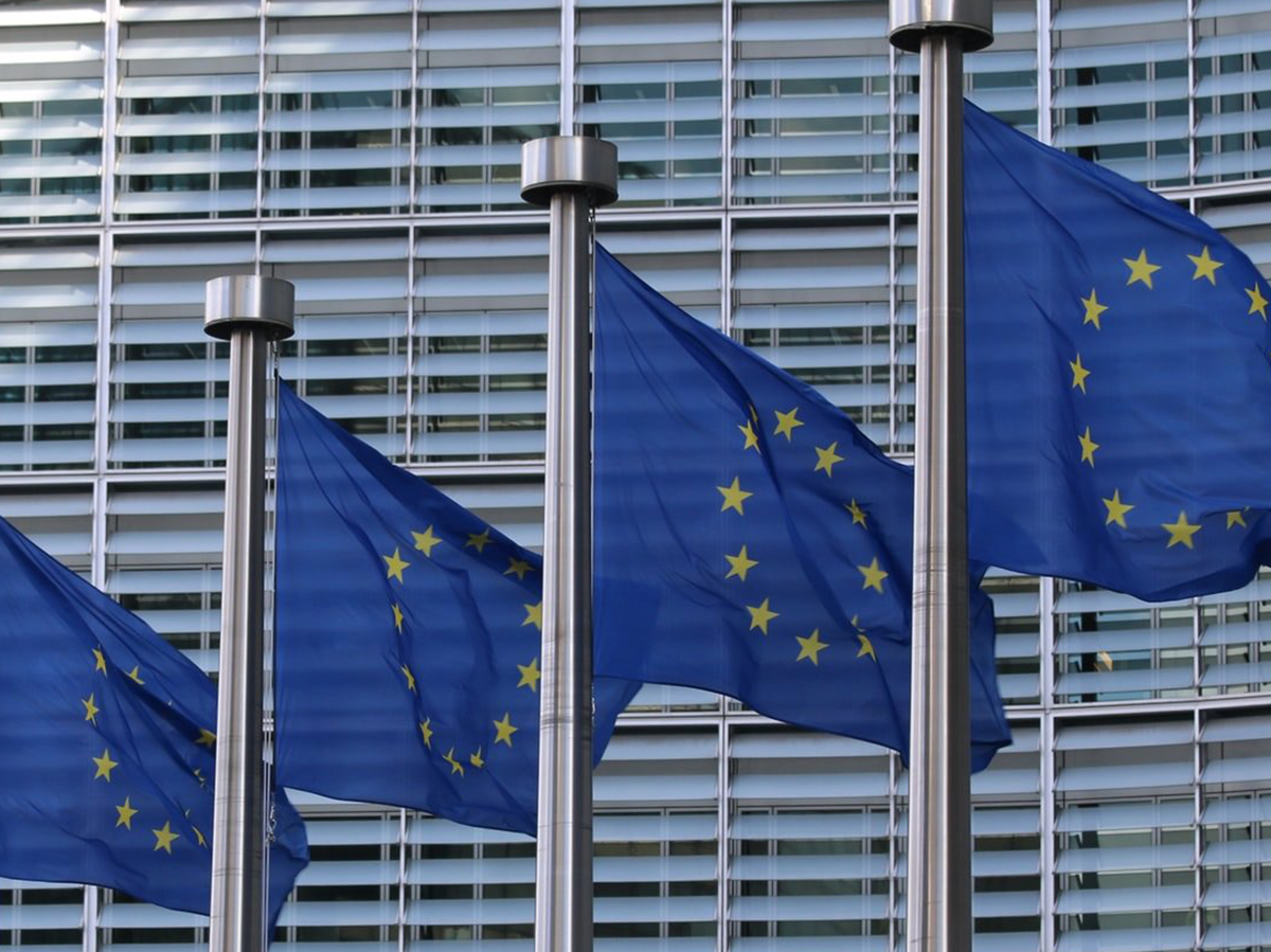 Banderas de la UE en el Parlamento Europeo en Bruselas.