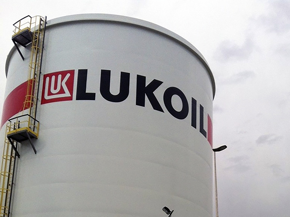 Lukoil estudia abandonar Bulgaria ante prohibición de importar petróleo de Rusia