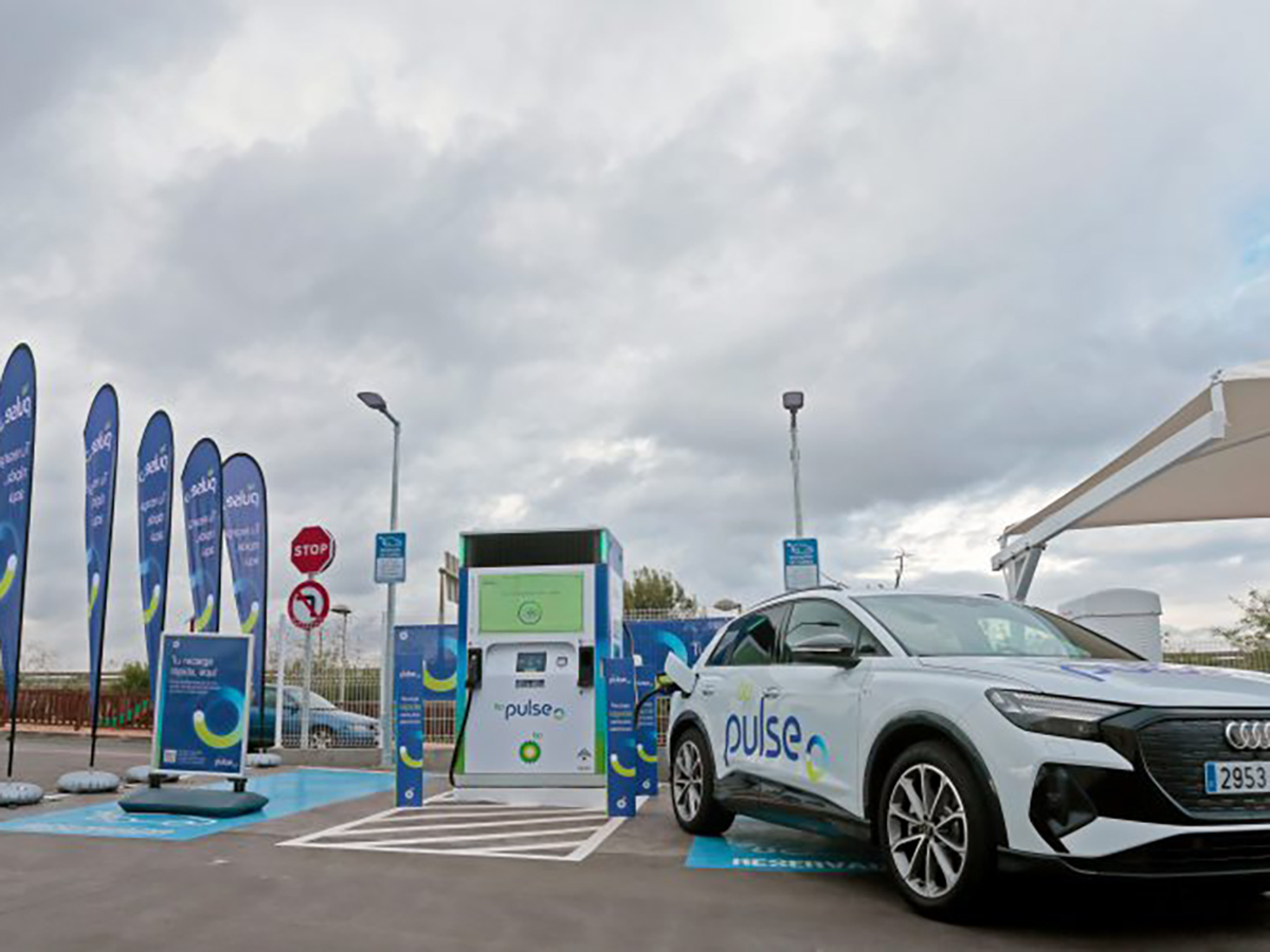 BP pone en Torrevieja (Alicante) su primera estación de carga rápida de vehículos eléctricos en España