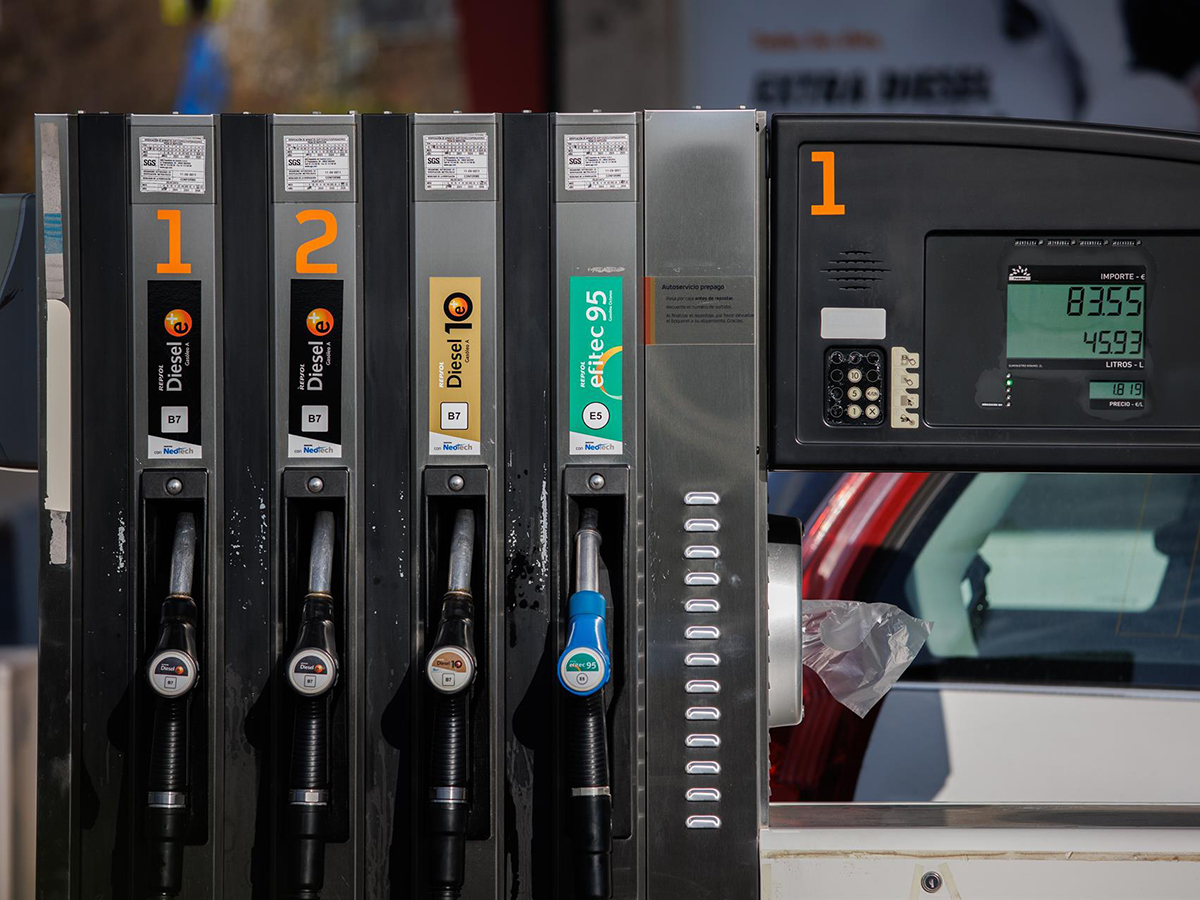 Largas colas en las gasolineras por las últimas gotas del carburante subvencionado