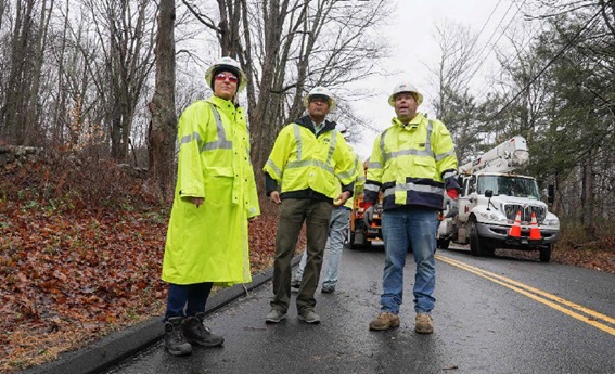Empleados de Iberdrola en EEUU trabajan para restaurar el suministro eléctrico en hogares y locales por daños de Elliot