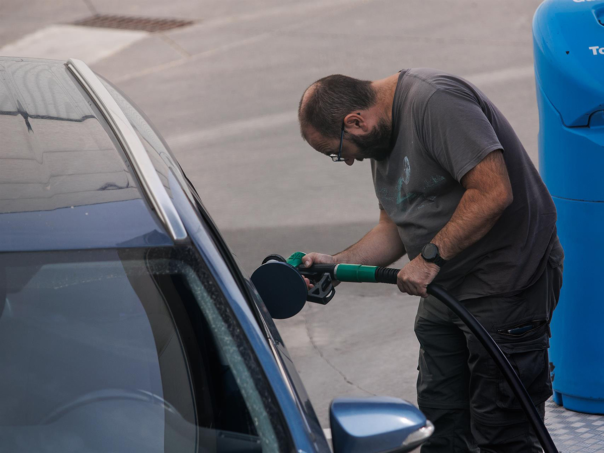 El precio de los carburantes frena su caída y comienza el año con una subida superior al 1%