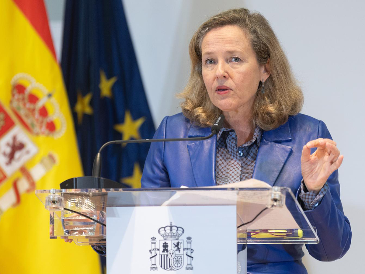 Calviño no descarta un repunte de precios en enero tras el fin de la bonificación generalizada al combustible