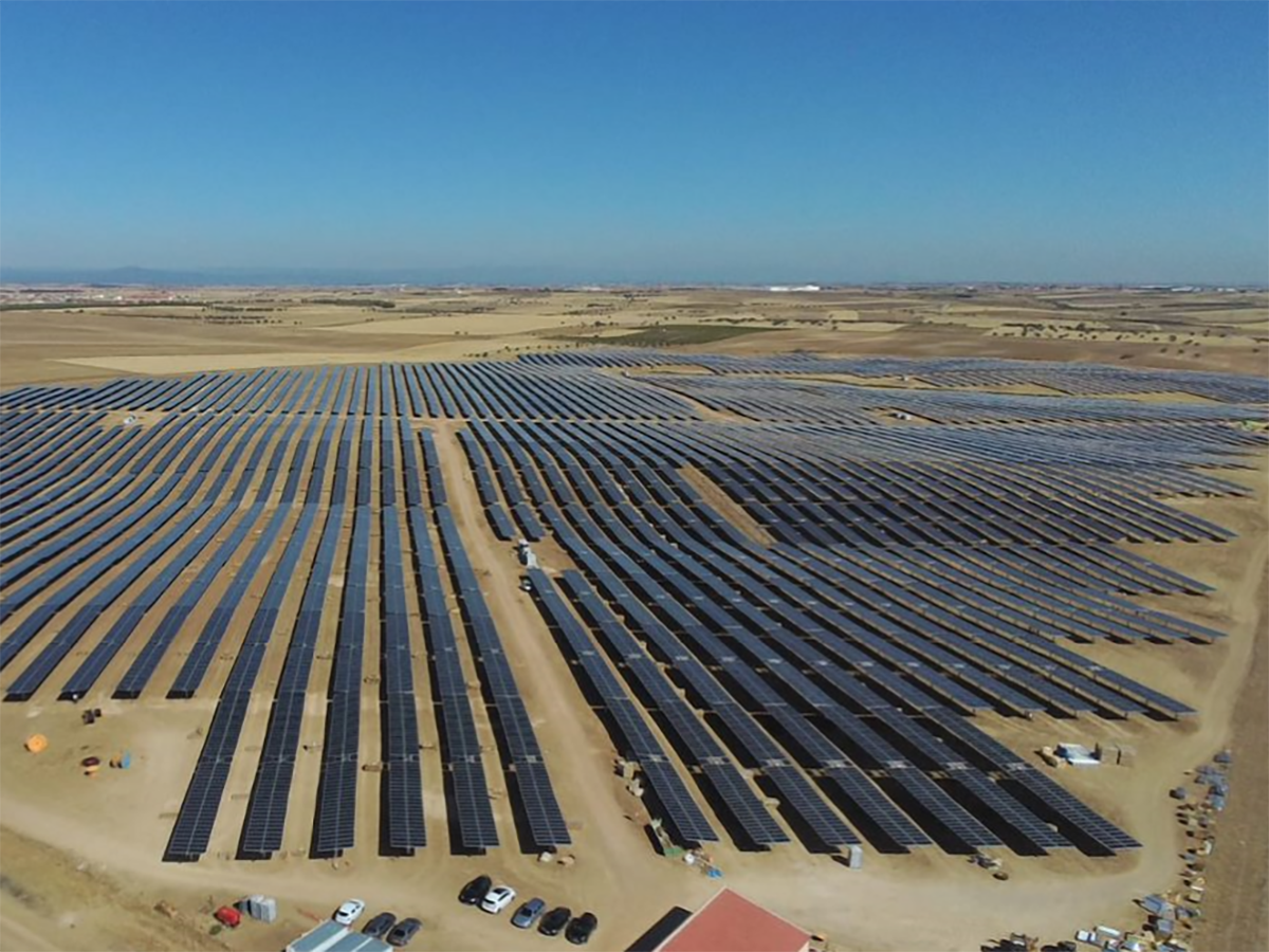 La fotovoltaica, imparable: supera los 20.000 megavatios conectados y alcanza una punta de generación de más de 14 GW