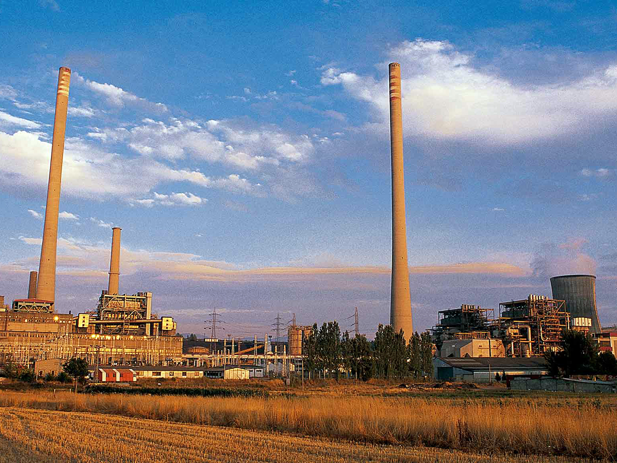 Endesa retrasa el derribo de las chimeneas de la central térmica en Cubillos del Sil (León)