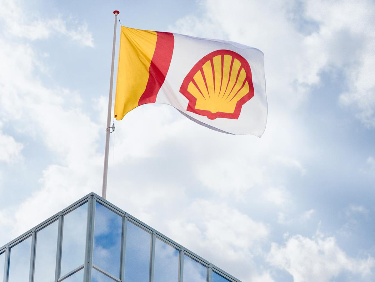 Bandera con el logo de Shell.