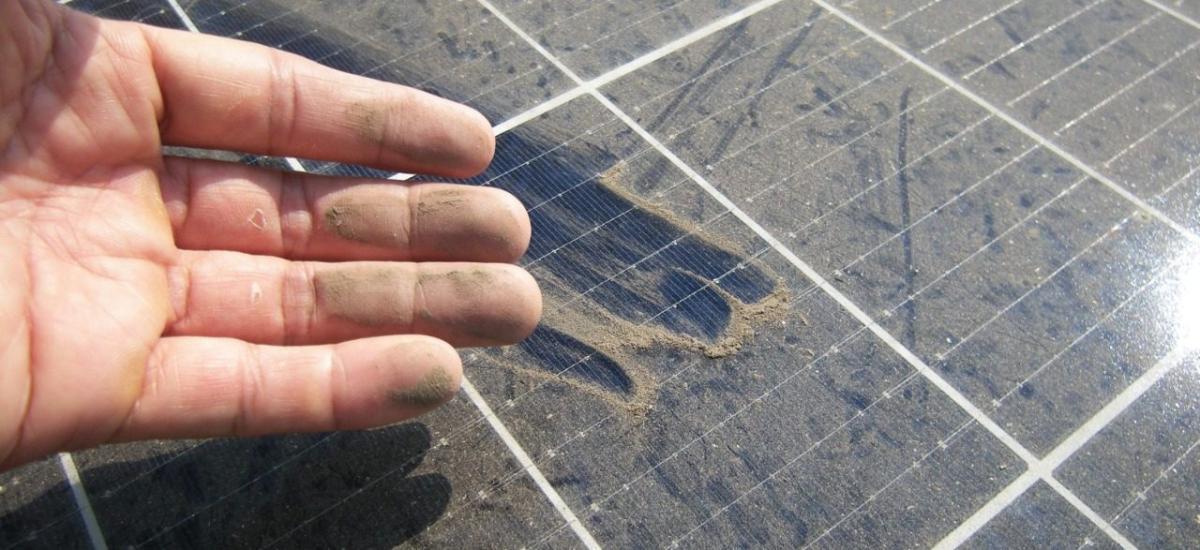 Crean un vidrio ultrafino que hace que los paneles solares se limpien solos